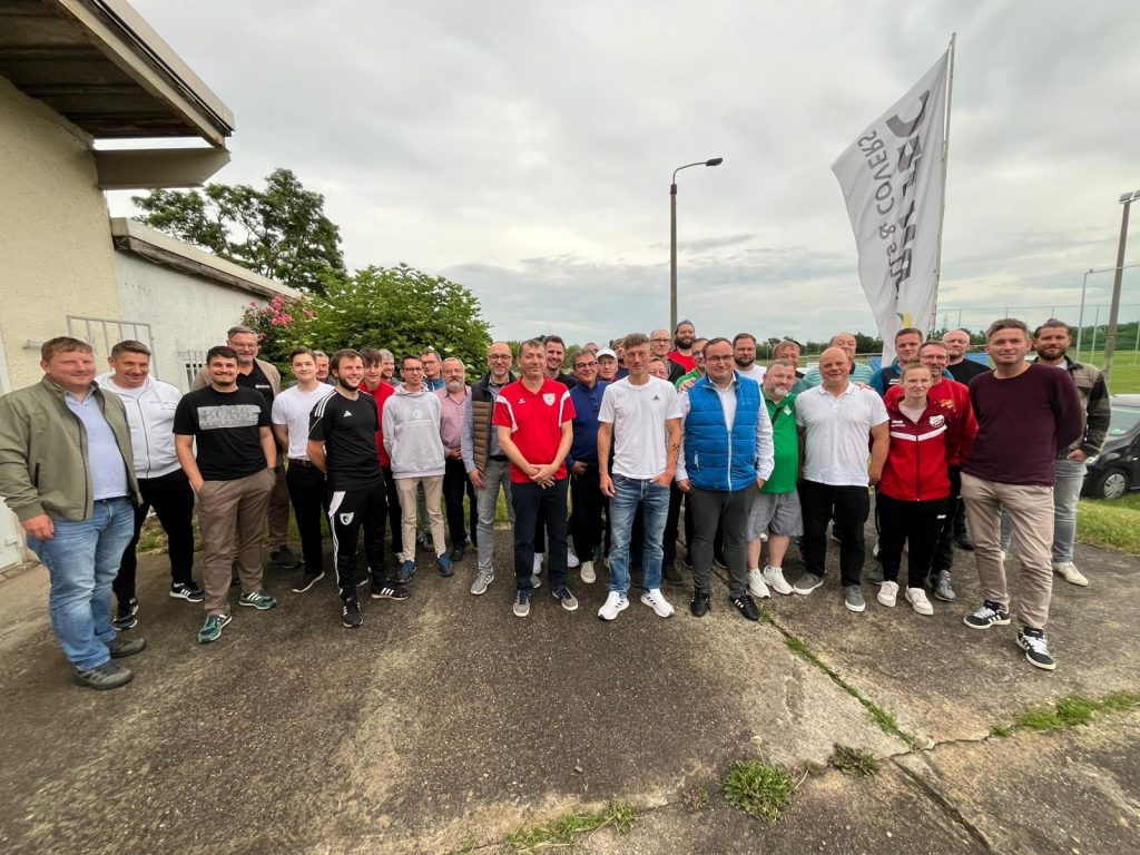 Neues Präsidium, umringt von den Delegierten und Gästen: Die hallesche Fußball-Community trifft sich beim 10. Verbandstag